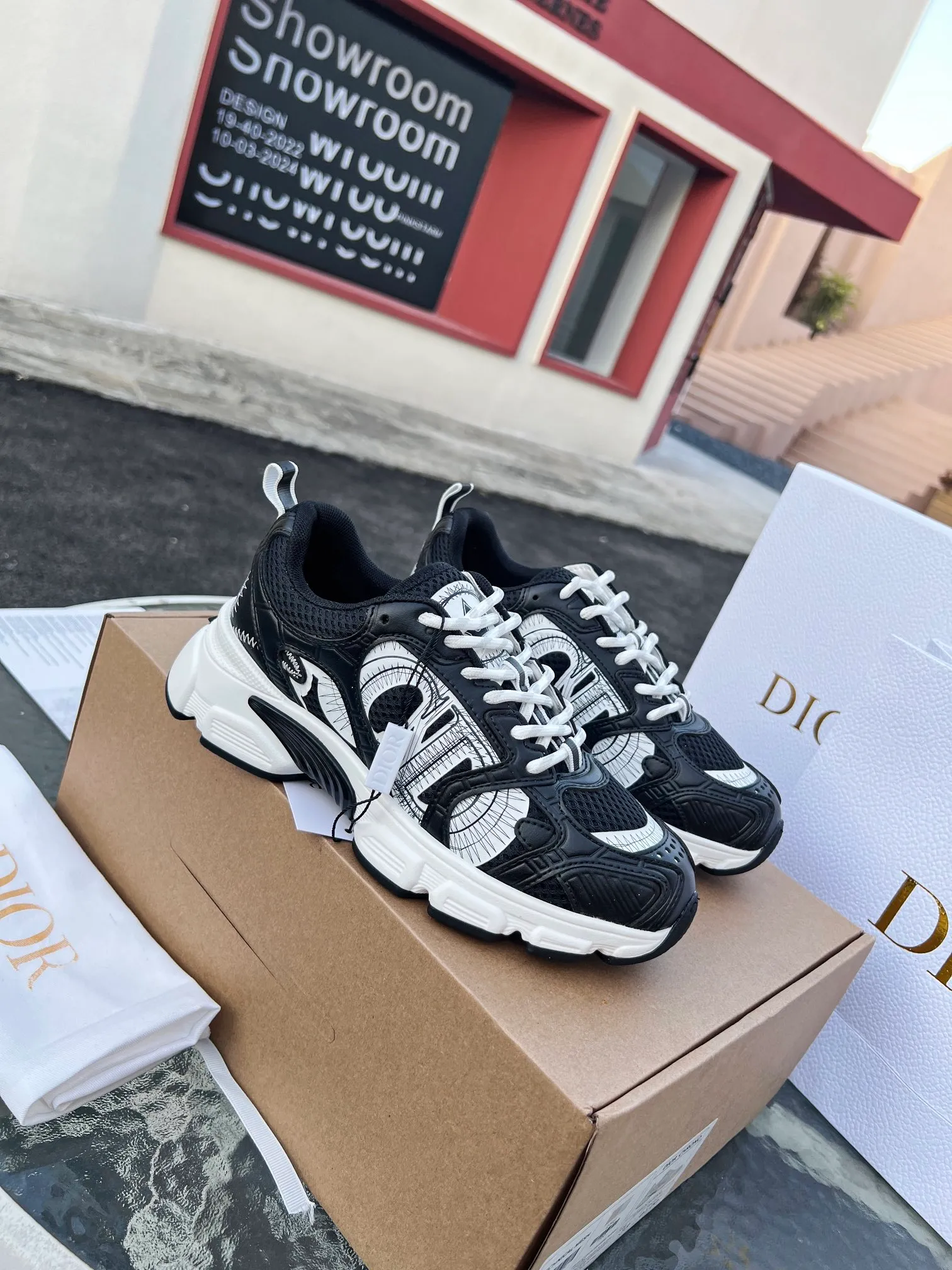 👟👟Ex-factory price 600👟👟 High version couple model🍸 Dior Dior | 2024 ˢˢDilraba, many stars have the same style. L’s 2024 spring and summer new products. The latest popular Chrono series, thick-soled mesh color-blocking running shoes, dad shoes, casual sports shoes series〰 Original purchase, development and production👍🏻This Dior Chrono sneaker is made of white and black mesh fabric with leather effect panels. The CD logo on both sides, the star patch on the tongue and the Dior logo on the heel, many details highlight the style. The two-tone laces, lightweight sole and star embellishment allow for a casual look all year round, complementing a variety of casual or elegant pieces. ♺Upper: Original imported first-layer cowhide + mesh ♺Inner lining: Original customized breathable lining ♺Outsole: Original molded EVA super light and super soft outsole ♺Heel height: 4.5cm ♺Size: Female 35-41 Male 39-45 (Female 40.41 Male 45 customized)